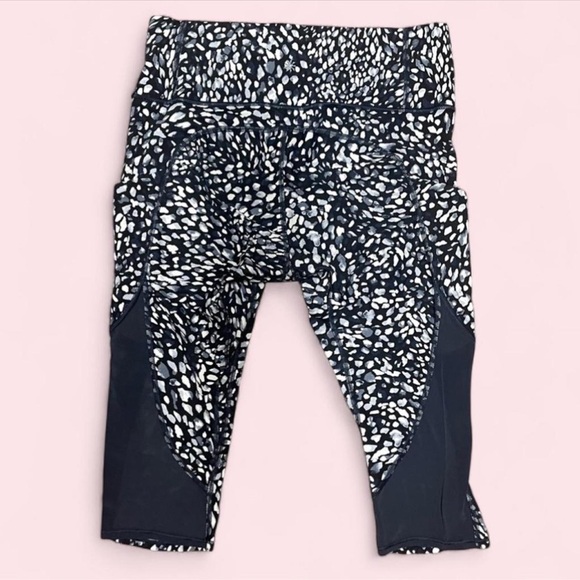 Athleta Up For Anything Cropped Leggings Navy Print | M | UPF 50+ | POCKETS! - Picture 2 of 5